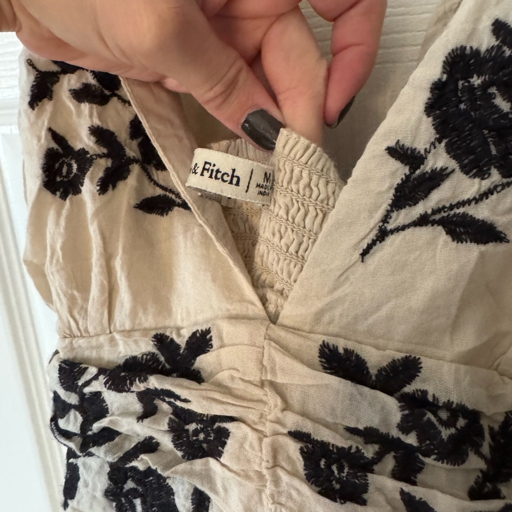 Abercrombie & Fitch Cream Dress with Black Floral Design - Picture 4 of 6